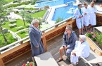 Von der Dachterrasse eröffnet sich den Gästen der Börde-Therme ein fantastischer Blick über die Außenanlage der Therme und den neu gestalteten Kurpark Bad Sassendorf. Foto:  Börde-Therme Bad Sassendorf / Volker Beushausen)