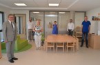 Glückliche Gesichter bei der Eröffnung der neuen Zweigstelle der „Drei Hasen“ Kita an der Karlstraße (von links): Bürgermeister Michael Dreier, Olav Engels (Geschäftsführer AMIVV), Petra Erger (Jugendamtsleiterin), Stephanie Joswiak (Leiterin „Drei Hasen“ Kita), Mark Engels (Geschäftsführer AMIVV), Jörg Münster (Leitung Technische Dienste). Foto: © Stadt Paderborn