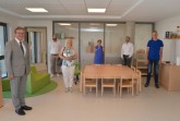 Glückliche Gesichter bei der Eröffnung der neuen Zweigstelle der „Drei Hasen“ Kita an der Karlstraße (von links): Bürgermeister Michael Dreier, Olav Engels (Geschäftsführer AMIVV), Petra Erger (Jugendamtsleiterin), Stephanie Joswiak (Leiterin „Drei Hasen“ Kita), Mark Engels (Geschäftsführer AMIVV), Jörg Münster (Leitung Technische Dienste). Foto: © Stadt Paderborn