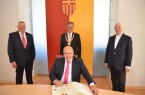 Im Beisein von Kreishandwerksmeister Mickel Biere, Bürgermeister Michael Dreier und Erzbischof Hans-Josef Becker (v.l.n.r.) trug sich Wirtschaftsminister Peter Altmaier (vorne) in das Goldene Buch der Stadt Paderborn ein.Foto: © Stadt Paderborn