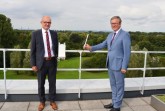 Auf dem Bild nehmen Paderborns Bürgermeister Michael Dreier und der Westfalen Weser Netz-GmbH Geschäftsführer Andreas Speith das Gateway auf dem Dach des Verwaltungsgebäudes „Am Hoppenhof“ in Betrieb. Aufgrund seiner exponierten Lage empfängt das Gateway auch Sensoren mit einer Entfernung von über 12 km. Foto: © Stadt Paderborn