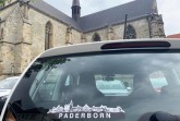 Die Paderborn-Silhouette als Aufkleber erfreut sich nach wie vor großer Beliebtheit – innerhalb der letzten vier Jahre fanden insgesamt 60.000 Sticker ihren Weg zu Paderbornerinnen und Paderbornern; eine weitere Auflage in Höhe von 20.000 Stück ist bereits unterwegs.Foto: © Stadt Paderborn