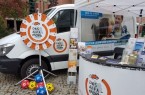 Aufsuchende Beratung: Am ALFA-Mobil-Stand informieren Mitarbeiter interessierte Bürger und Menschen mit Lese- und Schreibschwierigkeiten. Foto: © Stadt Paderborn