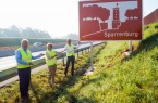 Das neue Schild steht an der A33