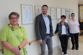 Marko Schwartz, Geschäftsführer der Gräflichen Kliniken Bad Driburg mit dem Beruf & Familie Team v.l.n.r.: Maria Kukuk, Sandra Nowak, Margit Konrad (und Simone Kohls - fehlt)