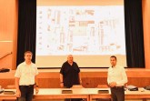 Startschuss für die Entwicklung eines großflächigen Einzelhandels auf dem ehemaligen Combi-Gelände – darüber freuen sich der Bürener Investor Martin Goedde-Menke, Peter Salmen als Vorsitzender des Ausschusses für Bauen, Umwelt und Stadtplanung sowie Bürgermeister Burkhard Schwuchow (v.l.). © Stadt Büren