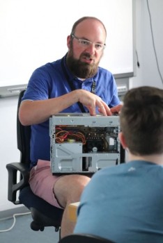 Bei der Schulung lernen die Schülerinnen und Schüler den richtigen Umgang mit ihrem Computer.Foto :Susanne Jarosch