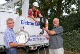 Rüsten um: Frank Rottmann (WestfalenWeserNetz), Björn Veith (Elektrofirma Klein) und Karsten Unger (Stadt Bünde) beim Einbau der neuen LED-Beleuchtung.