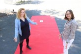 Lena Jeckel (links) und Daniela Daus vom städtischen Fachbereich Kultur rücken mit der neuen Reihe „Stadtbesetzung: Kunst am roten Teppich“ Kunstwerke im öffentlichen Raum in den Blickpunkt. Dort, wo Spaziergänger am 9. August und am 5. September den roten Teppich erblicken, heißt es: Betreten erwünscht, Augen und Ohren auf!.Foto: Stadt Gütersloh