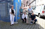 v. links: Treffen vor Ort. Dr. Kerstin Dengler, Hermann Benkelberg, Bürgermeister Theo Mettenborg, Christoph Kraeft und Karl-Josef Büscher schauten sich die Steine für den barrierefreien Musterweg am Historischen Rathaus an. Sobald das Gerüst abgebaut werden kann, soll mit dem Verlegen des Musterwegs begonnen werden.