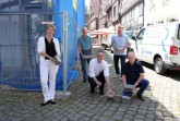 v. links: Treffen vor Ort. Dr. Kerstin Dengler, Hermann Benkelberg, Bürgermeister Theo Mettenborg, Christoph Kraeft und Karl-Josef Büscher schauten sich die Steine für den barrierefreien Musterweg am Historischen Rathaus an. Sobald das Gerüst abgebaut werden kann, soll mit dem Verlegen des Musterwegs begonnen werden.