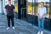 Jan Schröder aus Bad Salzuflen und Joelina Zelmer aus Hüllhorst sind die neuen Auszubildenden bei AUBI-plus Foto: AUBI-plus GmbH