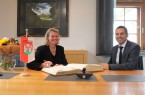 Die neue Regierungspräsidentin Judith Pirscher unterzeichnet zusammen mit Bürgermeister Burkhard Schwuchow einen Eintrag ins Goldene Buch der Stadt Büren.