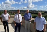 Auf dem Bild auf dem Balkon des Vlothoer Rathauses sind von links nach rechts zu sehen: Mitarbeiter Axel Mowe, Bürgermeister Rocco Wilken, Dr. Frank Meyer (Vizepräsident des Lions Club Bad Oeynhausen) und Bernd Kunz (Präsident des Lions Club Bad Oeynhausen) .Foto: