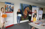 Frisch geschulte Sprachlernbegleitungen sind FIT in Deutsch: Corinna Gabor, Jana Runte, Leonie Schlüter, Janina Lenhart, Alexander Lünz. Bildrechte: Kreis Paderborn, KI im Bildungs- und Integrationszentrum.