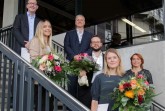 Prof. Dr.-Ing. Volker Schöppner (Dritter von links) vergab den „Förderpreis für Innovation und Qualität in der Lehre“ an: v. l. Prof. Dr. Lothar van Laak, Katharina Blum, Dr. Michael Heidgen, Verena Witschel und Dr. Dagmar Festner.
© Universität Paderborn, Jennifer Strube