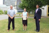 v. l. Prof. Dr.-Ing. habil. Mirko Schaper, Dekan der Fakultät für Maschinenbau, Geschäftsführerin Dr.-Ing. Bianka Jacobkersting und Prof. Dr.-Ing. Elmar Moritzer, Delegierter der Fakultät im FTMV, freuen sich über die Auszeichnung für exzellente Ingenieursausbildung.Foto :Universität Paderborn, Maren Vahrenhorst