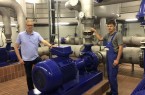 Wasserwerksleiter Bernd Feldmann (von links) und Industriemechaniker Peter Reimer neben einer Reinwasserpumpe.Foto: Stadt Gütersloh