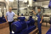 Wasserwerksleiter Bernd Feldmann (von links) und Industriemechaniker Peter Reimer neben einer Reinwasserpumpe.Foto: Stadt Gütersloh