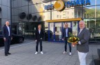 Haben Hans-Werner Bruns heute verabschiedet: Stadtwerke Gesch.ftsführer Rainer Müller, der neue Geschäftsführer der BBF Jürgen Athmer und BBFAufsichtsratsvorsitzender Lars Nockemann (v.l.n.r.). Der Bau des Ishara im Hintergrund war eins der größten Projekte in Bruns Zeit bei der BBF.Foto: Stadtwerke Bielefeld