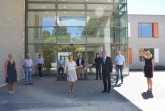 Freuen sich über eines der größten Schulbauprojekte Paderborns (v.l.): Schulleiterin Sandra Osterkamp, Alois Lienen, Vorsitzendes des Schulausschusses, Rudolf Bracke vom GMP, Hausmeister Ian Cardwell, Architektin Ursula Pasch, Rainer Gaukstern vom Schulverwaltungsamt, Michael Pavlicic, Vorsitzender des Bezirksausschusses Schloß Neuhaus, Bürgermeister Michael Dreier, Jörg Münster, technischer Leiter des GMP und Anne Cramer, Leitung Offene Ganztagsschule. Foto: © Stadt Paderborn
