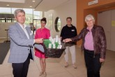 Spende für die Helden des Alltags: Hermann und Kira Manegold (von links) spenden den Mitarbeitern des St. Ansgar Krankenhauses Höxter insgesamt 300 Tuben Handcreme. Darüber freuen sich auch Bettina Heppner und Claudia Groth (rechts) von der Mitarbeitervertretung der KHWE.Foto: KHWE.