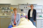 BUZ: Prof. Dr. Christa Büker (links) und Prof. Dr. Änne-Dörte Latteck im Skills Lab der FH Bielefeld, in dem Studierende des neuen Studiengangs pflegerische Handlungen planen und üben können.
Foto: FH Bielefeld; Fotografin: Benita Schröder