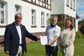 Bürgermeister übergibt 100. Bewilligung