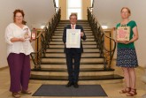 Große Freude bei Heike Mahl (links) und Petra Holtgreve (rechts) von der Initiative „Faires Paderborn“ und Bürgermeister Michael Dreier: Paderborn ist für weitere zwei Jahre als „Fairtrade-Stadt“ ausgezeichnet.Foto: Stadt Paderborn