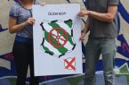 Helfen bei der Entscheidung für das richtige Kreuz: Jana Felmet und Steffen Böning von der Weberei.Foto: Weberei