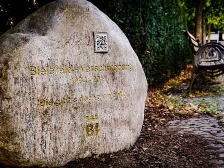 „Zum Finale der Kampagne wurde in der Altstadt ein Gedenkstein an das Ende der Bielefeld-Verschwörung aufgestellt.“ Foto: © Bielefeld Marketing