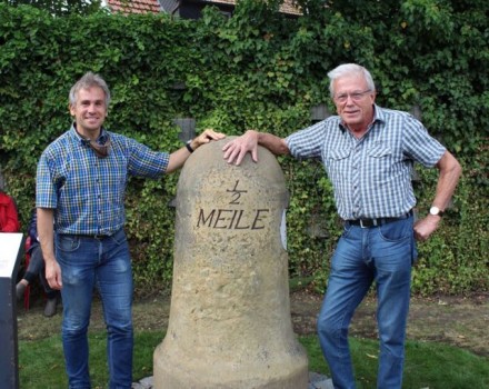 (v. l.) Denkmalpfleger Ulrich Paschke und Hans-Georg Baumeister übergaben den frisch restaurierten Grenzstein jetzt der Öffentlichkeit.Foto: Stadt Gütersloh