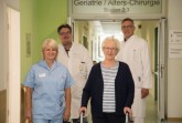 Nach einem Oberschenkelhalsbruch möchte Ruth Sternberg (zweite von rechts) wieder auf die Beine kommen. Dabei unterstützt wird die 84-Jährige von (von links) Physiotherapeutin Antje Schomburg, Chefarzt Frank Blömker und Oberarzt Dr. Claus-Oliver Bolling.Foto:  St. Ansgar Krankenhaus