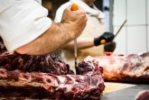 Wer in der Schlachtung, Zerlegung und Verarbeitung von Fleisch arbeitet, macht einen Knochenjob. Die Gewerkschaft NGG ruft Bundestagsabgeordnete aus der Region dazu auf, sich in Berlin gegen Missstände in der Branche einzusetzen. Foto: NGG