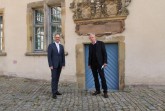Freuen sich über die Fortführung des Gedenkjahrs „Pauline 2020“: Dr. Albert Hüser (Lippischer Heimatbund, r.) und Jörg Düning-Gast (Verbandsvorsteher). Foto: Landesverband Lippe
