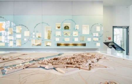 Multimediales Stadtmodell und Schaufenster zur Stadtgeschichte im Mindener Museum. © Mindener Museum