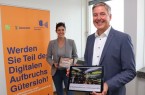 Begeisterung über die gute Nachricht aus dem Bundesministerium: Sandra Causemann, Referentin für den digitalen Wandel bei der Stadt Gütersloh und Bürgermeister Henning Schulz freuen sich über den Erfolg für Gütersloh – ein Erfolg des bürgerschaftlichen Engagements in der Stadt.