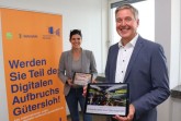 Begeisterung über die gute Nachricht aus dem Bundesministerium: Sandra Causemann, Referentin für den digitalen Wandel bei der Stadt Gütersloh und Bürgermeister Henning Schulz freuen sich über den Erfolg für Gütersloh – ein Erfolg des bürgerschaftlichen Engagements in der Stadt.