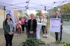 Die beiden Quartiersmanagerinnen Maria Papoutsoglou und Anna Schwengers freuen sich zusammen mit Bürgermeister Theo Mettenborg über die Eröffnung des Stadtteilbüros Rheda, Am Großen Wall 5. Montagsnachmittags und Mittwochsvormittags ist das Team vor Ort und steht den Bürgerinnen und Bürgern in einer offenen Sprechstunde zur Verfügung um das Leben im Stadtteil noch schöner und attraktiver zu machen.Foto: Stadt Rheda-Wiedenbrück