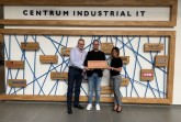 Bildunterschrift: Freuen sich über die neue Partnerschaft: Martin Lorenz und Jörn Krimpenfort von TOSIBOX und CIIT-Gesch.ftsführerin Margarethe Nickel. Foto: CENTRUM INDUSTRIAL IT