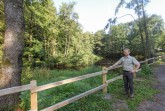 Thomas Fritzemeier am Teich im Heimbachtal, die Forstabteilung hat noch einen neuen Holzzaun errichtet.Foto: Landesverband Lippe
