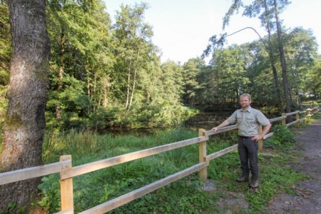 Thomas Fritzemeier am Teich im Heimbachtal, die Forstabteilung hat noch einen neuen Holzzaun errichtet.Foto: Landesverband Lippe