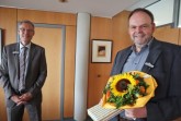 Landrat Sven-Georg Adenauer verabschiedet Dr. Wolfgang Schwentker in die Freizeitphase der Altersteilzeit. Foto: Kreis Gütersloh.Foto: Kreis Gütersloh