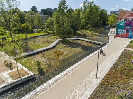 Die Stadt Paderborn kann sich über eine weitere Auszeichnung für das Mittlere Paderquellgebiet (hier auf dem Bild kurz nach der Fertigstellung 2019) freuen, das als eines von 30 Projekten in NRW mit der „Auszeichnung vorbildlicher Bauten NRW 2020“ geehrt wird.Foto: © Stadt Paderborn