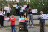Die Kinder präsentieren stolz die selbstgemalten Flaggen ihrer Heimatländer.Foto: Kreis Gütersloh