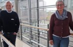 Abteilungsleiter Bernhard Bußwinkel und Sachgebietsleiterin technische Bauaufsicht Ulrike Flügge im Foyer des Kreishauses Gütersloh. Die Abteilung Bauen, Wohnen, Immissionen ist weiterhin von den Auswirkungen der Corona-Pandemie betroffen. Foto: Kreis Gütersloh