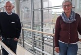 Abteilungsleiter Bernhard Bußwinkel und Sachgebietsleiterin technische Bauaufsicht Ulrike Flügge im Foyer des Kreishauses Gütersloh. Die Abteilung Bauen, Wohnen, Immissionen ist weiterhin von den Auswirkungen der Corona-Pandemie betroffen. Foto: Kreis Gütersloh