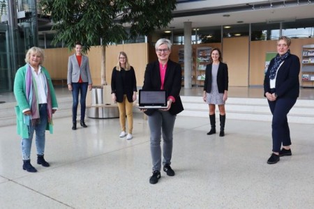 Die Arbeitsgruppe präsentiert den Fragebogen zu den Auswirkungen der Corona-Pandemie auf Frauen und Männer: (v.l.) Hilde Knüwe (Jobcenter Kreis Gütersloh), Angela Wüllner (Gleichstellungsbeauftragte Kreis Gütersloh), Sandra Werner (Gleichstellungsbeauftragte Stadt Halle (Westf.)), Inge Trame (Gleichstellungsbeauftragte Stadt Gütersloh), Dr. Marita Reinkemeier (pro Wirtschaft GT) und Diana Glanz (Agentur für Arbeit Bielefeld). Foto: Kreis Gütersloh