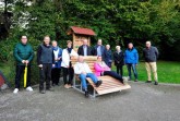 Die Rödinghauser Bänke und Waldsofas bekommen viel Lob von Einheimischen und Gästen. Bürgermeister Ernst-Wilhelm Vortmeyer (Mitte) bedankte sich bei allen Beteiligten für ihr Engagement.
