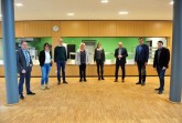 Modern und effektiv gestaltet: Bürgermeister Ernst-Wilhelm Vortmeyer begutachtet die neue Mensa zusammen mit Daniel Scholz (Leiter Geschäftsbereich 3), Andreas Hillebrand (Leiter Gesamtschule), Gaby Quest (Leiterin Grundschule am Wiehen), Bärbel Homburg (OGS), Daniel Müller (Leiter Geschäftsbereich 1) sowie Jasmin Möllenberg und Dirk Stanczus (BKS Architekten).Foto: Gemeinde Rödinghausen
